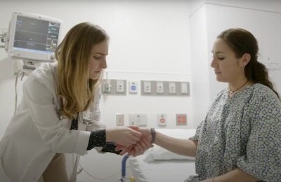 Кодирование Аквилонг в Сосенском Врач держит пациентку за руку