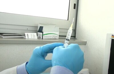 Проведение кодирования Вивитролом в Сосенском Шприц с Вивитролом в руках у врача